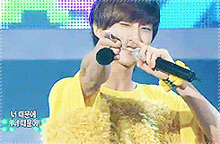jajauma:  8/∞ All about Jung Jinyoung: The way he holds the mic   