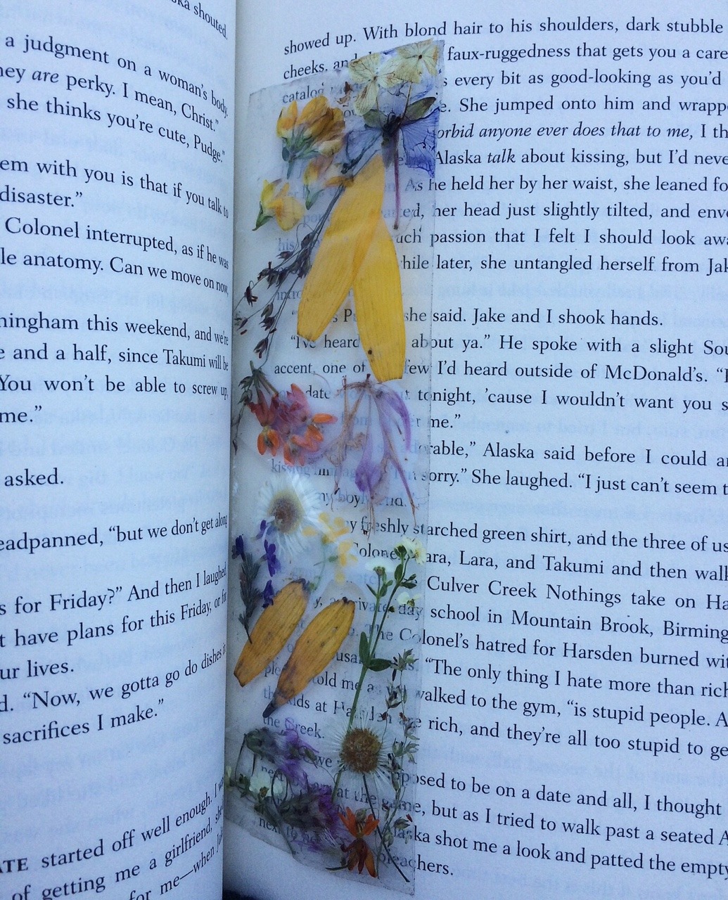 macabeekid:  made this bookmark out of pressed flowers a few days ago, im really