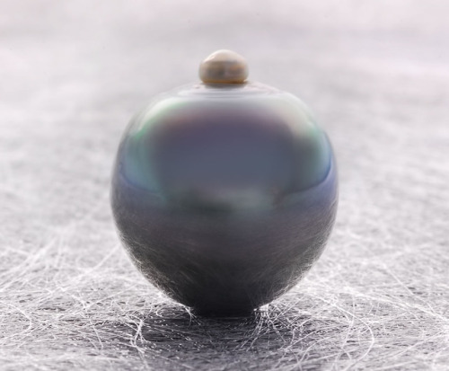 Superb Tahitian Pearl in drop shape with silver body-color and green overtone.