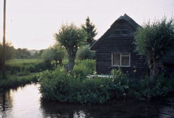 cabinporn:  Thatched cabin on The River Test,