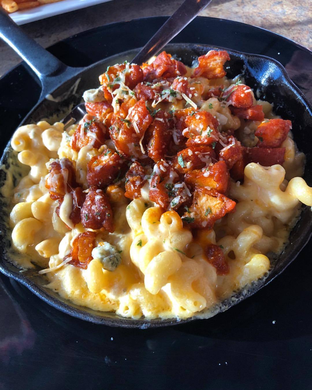 imdreamingwithmyeyesopen:  Buffalo chicken Mac and cheese 💖 (at Olive Ridley’s