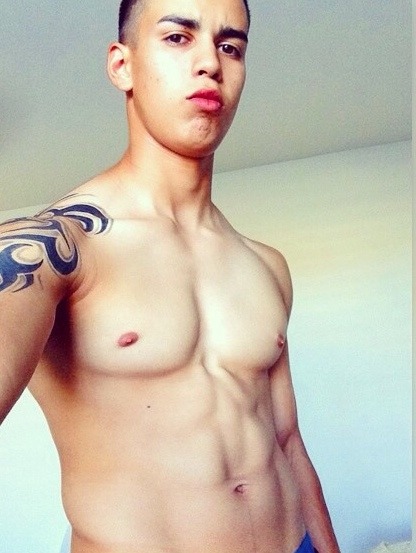 vergasyfetichesgay: Sexy cabron con una deliciosa verga rosita..Para ver mas latinos vergones entra 