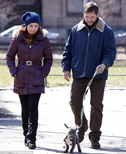 involuntaryorange: alphamaleswithpuppies: Tom Hardy, Noomi Rapace and Rocco the puppy on the set of 