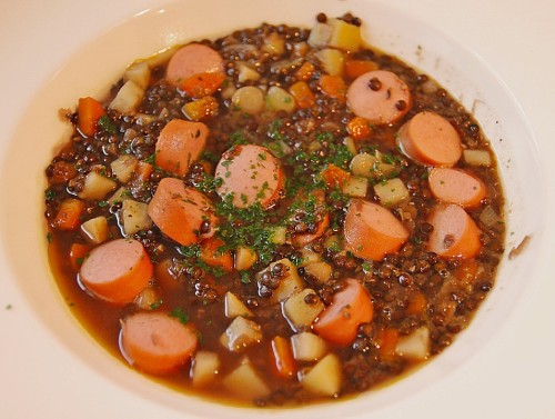 willkommen-in-germany:Linsensuppe mit Würstchen - Lentil soup with sausage (click for recipe in Germ