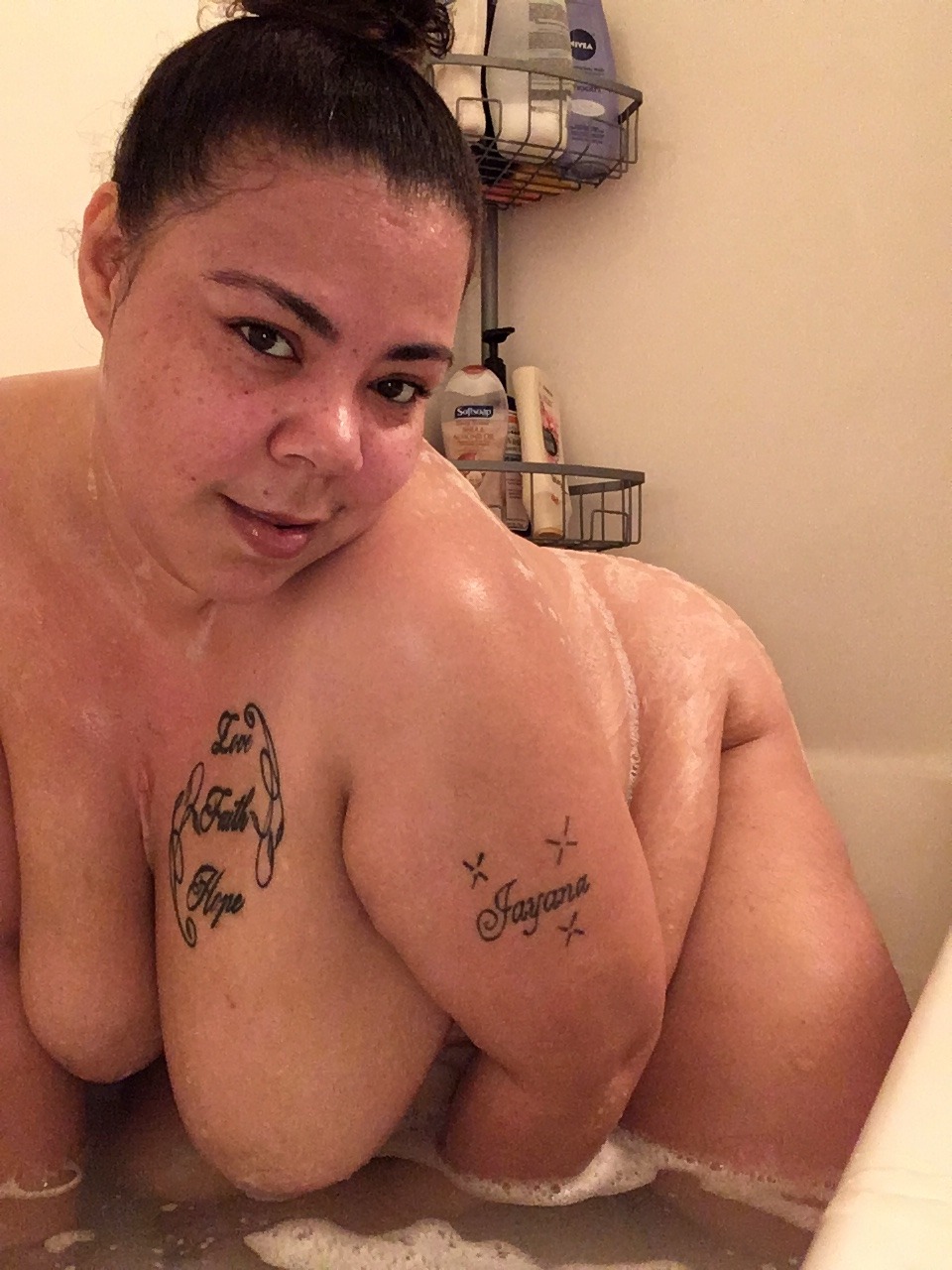 bigredbeauti:  Bath time fun.. this set of photos UNCENSORED (10) are available for
