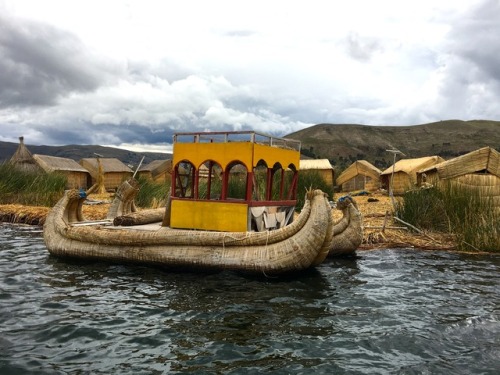 Barco de lámina, islas flotantes de Nias, Lago Titicaca, Puno, 2017,