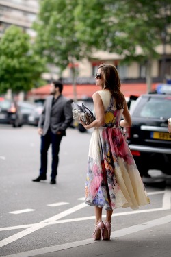 slfmag:  Floral print loose-fitting ladylike dress + sky-high pastel pink pumps | Street Style Fashion. 