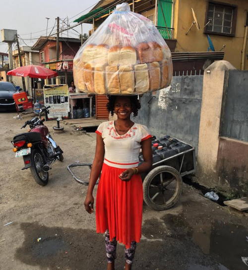 la-negra-barbuda: missharpersworld: hotteaandoranges: mymodernmet: Nigerian Bread Seller Accidentall