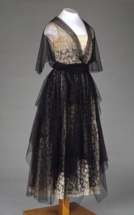 fashionsfromhistory:  Evening Dress 1920s State Hermitage Museum