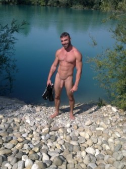 argen-ladd:  Desnudo en el lago!!!  Visit: