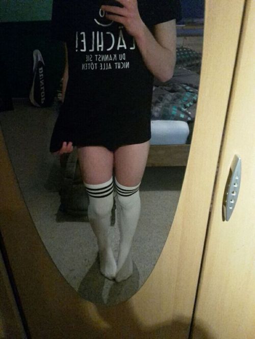 illdrinkyourmilkshake: Loving to go around at home just like this. *-* Anyone knows/has a discord se