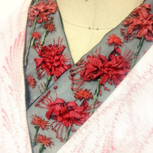 tanuki-kimono:Beautiful spider lilies ribbon embroidered decorative collar (seen on)