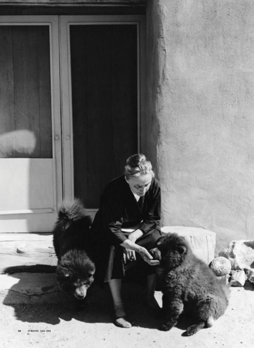 apeninacoquinete:Tony Vaccaro Georgia caring for her dogs, 1960