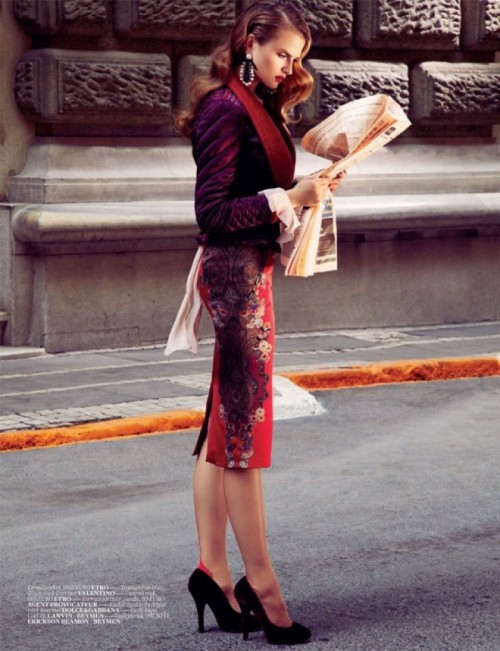 Anna Zakusylo reading newspaper in fashion. Vogue Turkey, September 2010, by Emre Ünal.Zakusylo is a