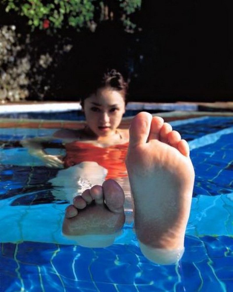 barefootteensstuff:  ivrik:Pool soles Love it!