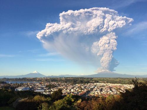 chupamelo-y-disfrutalo:  cosa-rara-yo:  migeo:  Eruption of Calbuco volcano, southern ChileHappened today, minutes ago, totally unexpected. Taken from the city of Puerto Varas, Chile.More info and images (in spanish)Photos: Raúl Palma (@raulpalma) 