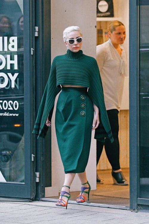  [PHOTO]— Lady Gaga leaving her hotel & arriving Yoga class in London, UK | June 8th, 2015. 