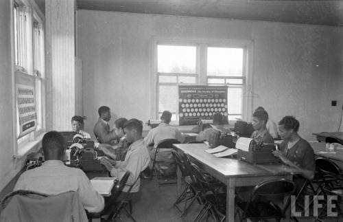 Typing class (Alfred Eisenstaedt. 1948)