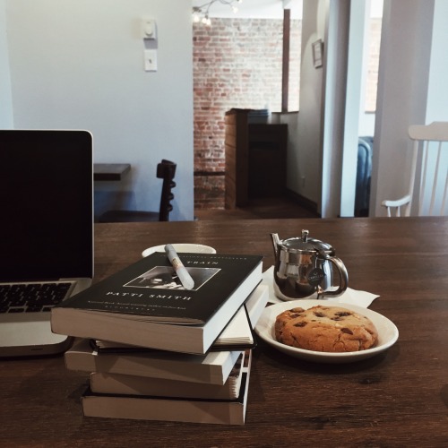 delphicoracle:i have four books, a cookie and harry styles on repeat. there’s no way i’m leaving.