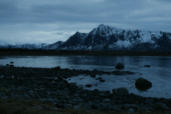 winterfellis:  Fjæra og fjella by Linn H. Landro on Flickr.