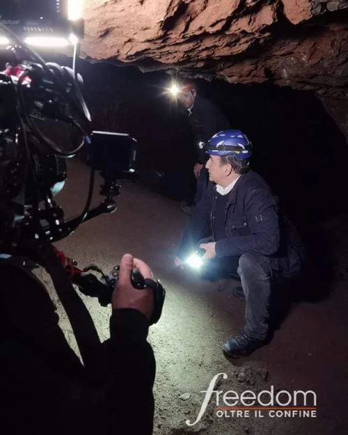 Sul Celio, uno dei sette colli di Roma, esisteva un gigantesco santuario dedicato all’Imperatore Claudio, un monumento ancora più grande del famoso Colosseo che si trova a poca distanza.
Le telecamere di Freedom stasera entreranno all’interno di...