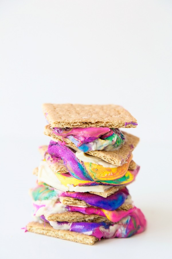 sweetoothgirl:   DIY Tie Dye S’mores  