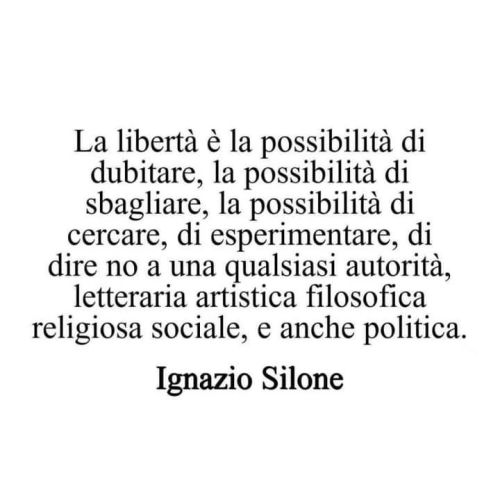 Non smettete mai di protestare;
non smettete mai di dissentire,
di porvi domande,
di mettere in discussione l'autorita,
i luoghi comuni, i dogmi.
Non esiste la verità assoluta.
Non smettete di pensare.
Siate voci fuori dal coro.
Siate il peso che...