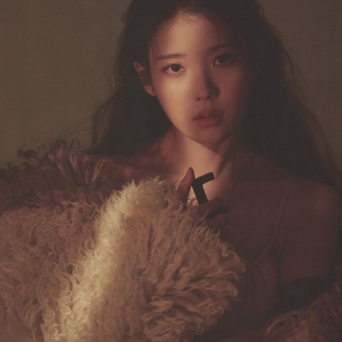 IU, Lilac Photo Book scans.