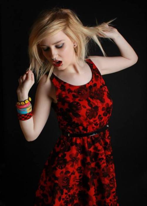 lickertwat:  best thing about being in a photography course… They always need a model so free pictures.  