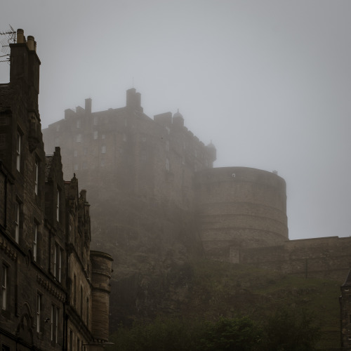 witchy-kitchen-craft:Spooky foggy Edinburgh. Part 1