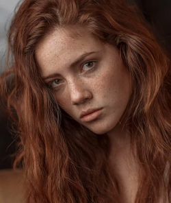 heavenlyredheads:  Can’t tell if she’s