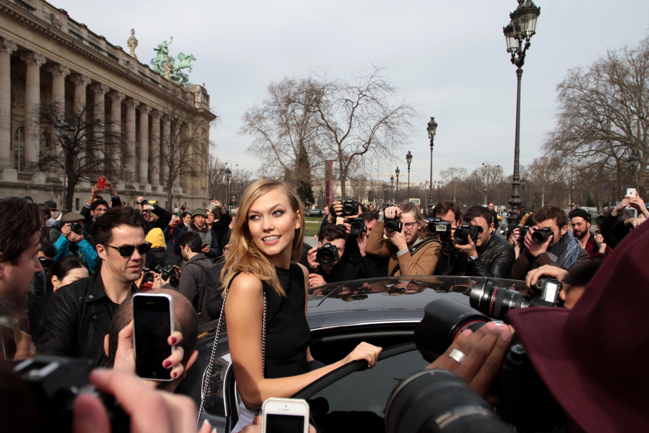 fashionweekinparis:Karlie Kloss after Mugler show (march 2015, Paris)Photo by Anne-Laure