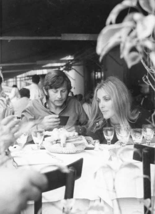 Sharon Tate in Cannes (1968)These candid shots were taken by Italian photographer Elio Sorci, and we