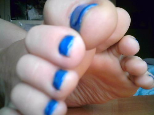 feetachia: Some royal blue tootsies…. ☆ ✮ ✯For custom pics and vids just message me ☆ ✮ ✯