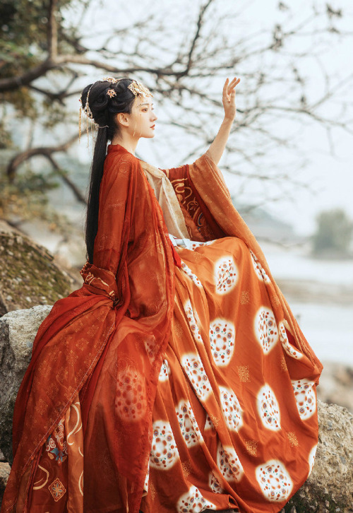 hanfugallery:chinese hanfu by 半亭风Link to this Tang dynasty-style outfit from 华裳九州on Taobao here.