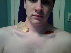 nishlo:  i’ve discovered why people like collarbones so much… theyre perfect for chips and dip. 