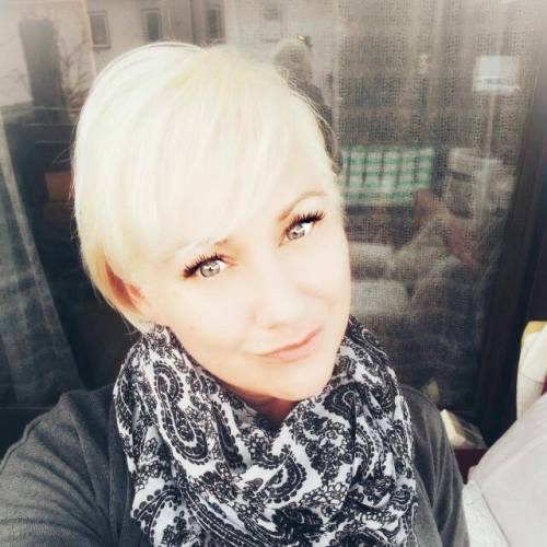 sexyladyinsane:frank-n-stone:sexyladyinsane:Wie gefällt Euch meine neue Pony Friseur❓Kuss Eure Lady 