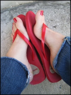 mesmerizingfeet:  Splendid flashy red flip-flops.