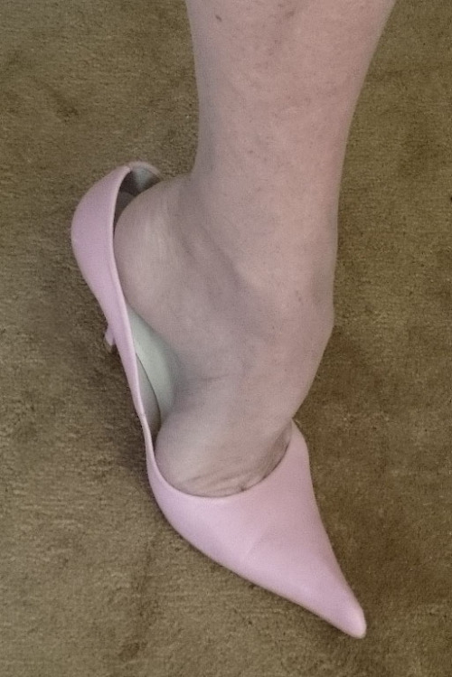 awesomeingridanetafan: pink pointy toe pumps