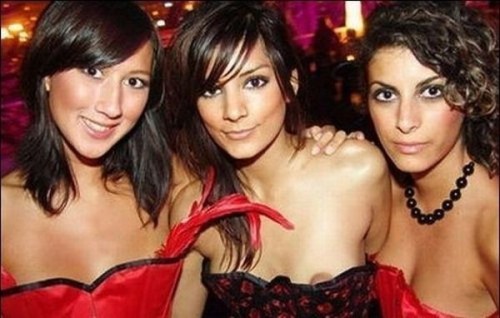 More nip slips and pussy slips pics at http://pussyslip.tumblr.com/