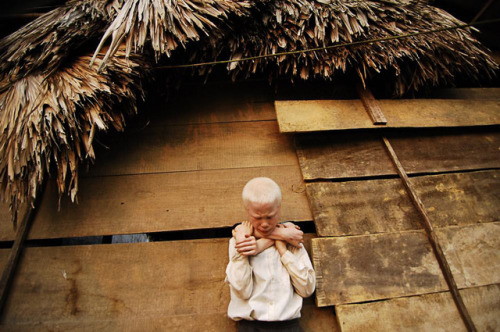 Đỗ Mạnh Cường aka Cường Đỗ Mạnh (Vietnamese-Hanoian) - Twins, 2013 is an intimate portrait of Huy an