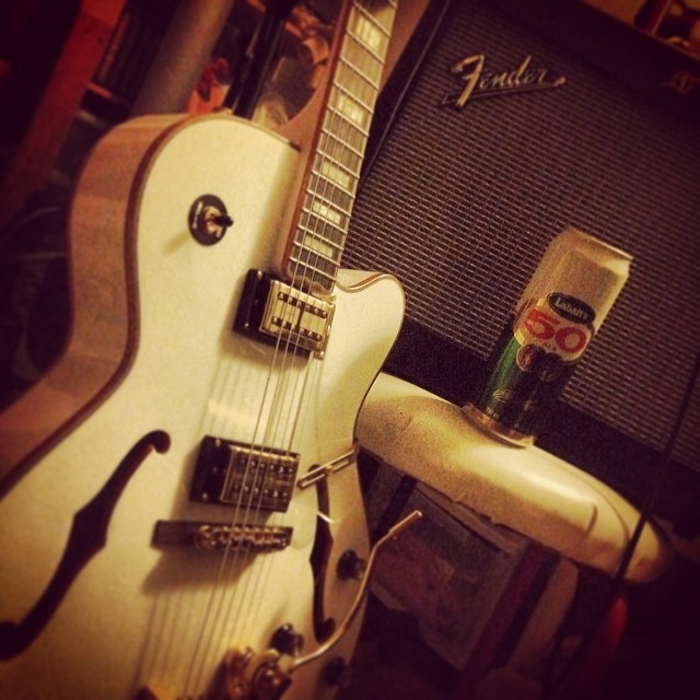 fabianobrien:  Time to relax and pick me some geetar! #epiphone #fender #labatt50