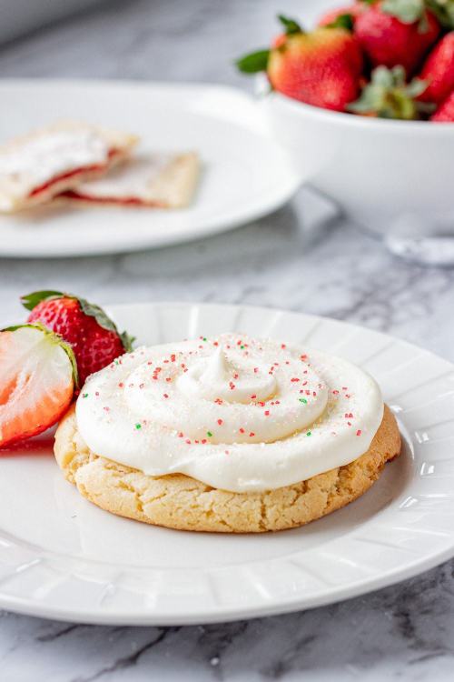 daily-deliciousness:  Strawberry pop tart cookies