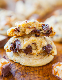 ilovedessert:  Soft and Chewy Snickers Chocolate Chip Cookies