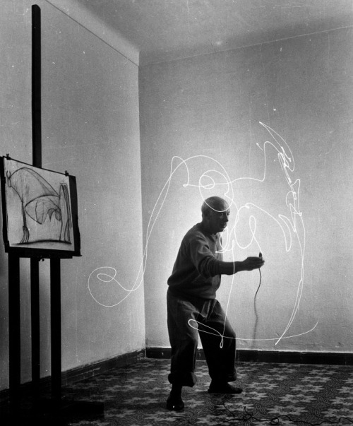 Sex pletaeu:  Pablo Picasso light paintings 1949 pictures