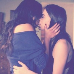 24thousand-miles-from-the-moon:  the-inspired-lesbian:  lovely lesbians   Lesbian blog