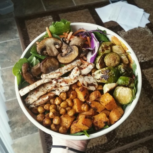 beworthmywhile: made such a delicious salad bowl for dinner tonight. dark leafy greens with grilled 