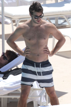 shirtlessmalecelebs:  Josh Bowman