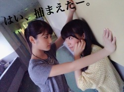 straydogmiaow:  乃木坂46 若月佑美×秋元真夏  壁ドン☆彡