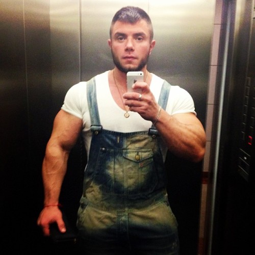fcukpuppy:  mensmuscles:  Leo Bartenev  He can cum work on me any day….